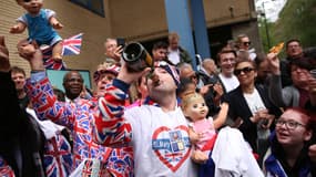 Les fans rassemblés devant l'aile Lindo de l'hôpital St Mary, où Kate Middleton a accouché ce lundi