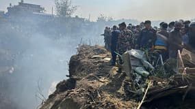 Des secouristes essayent de retrouver des survivants sur le site du crash d'avion au Népal, le 15 janvier 2023