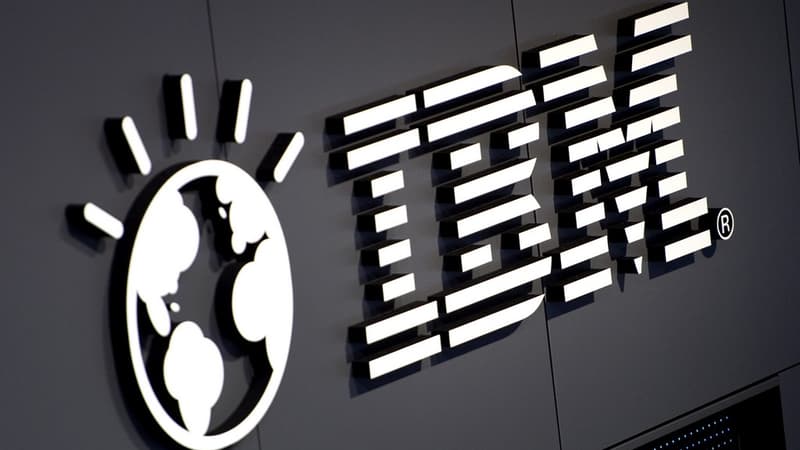 Le chiffre d'affaires d'IBM a reculé pour le onzième trimestre consécutif, de 12% à 24,1 milliards de dollars au quatrième trimestre de 2014.
