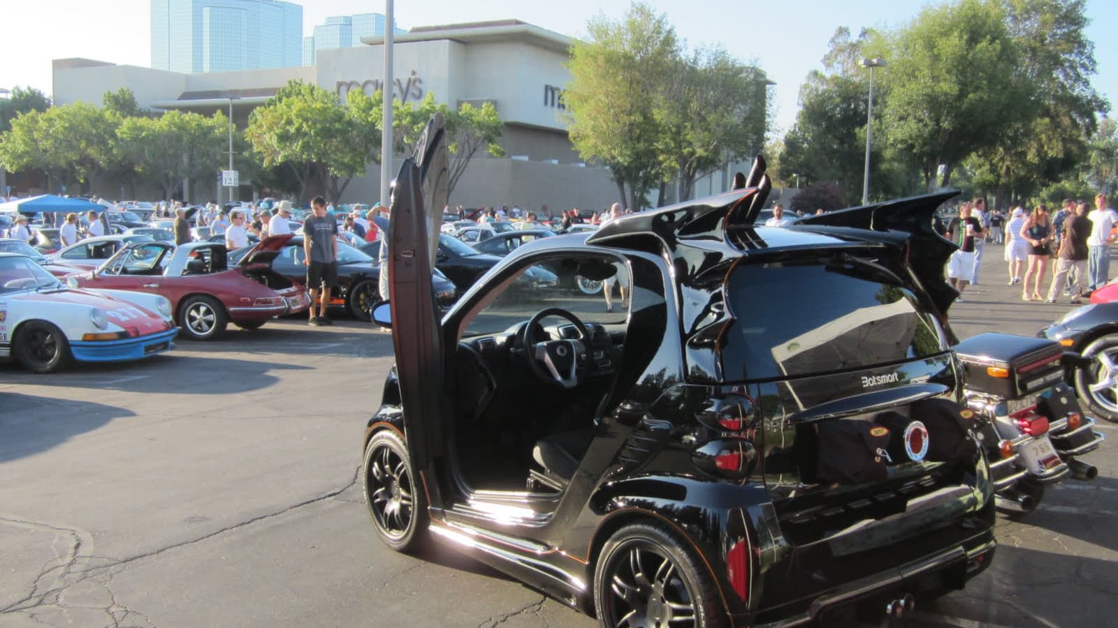 Créé par George Baris, designer de la Batmobile des années 1960, cette BatSmart loufoque est une réussite. Créé par George Baris, designer de la Batmobile des années 1960, cette BatSmart loufoque est une réussite.
