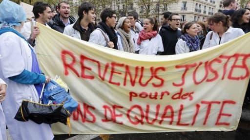 Une manifestation de plusieurs centaines d'internes en médecine a eu lieu à l'entrée du siège de la caisse nationale d'assurance maladie où se déroulent les négociations.