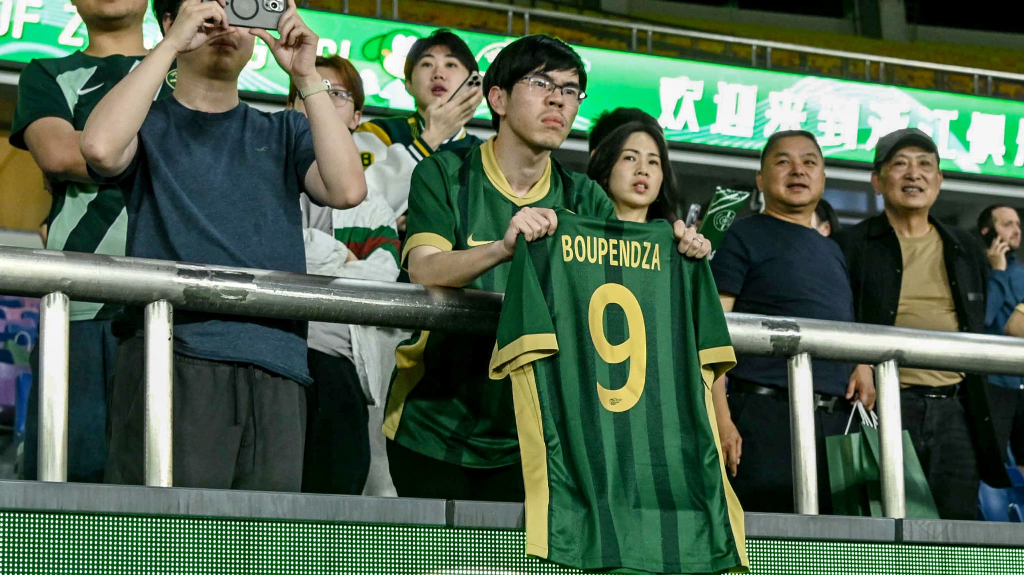 Le supporters du Zhejiang FC rendent hommage à Aaron Boupendza - le 17/04/2025 Le supporters du Zhejiang FC rendent hommage à Aaron Boupendza - le 17/04/2025