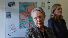 Élisabeth Borne et  Charlotte Caubel lors de la visite d'une association de la protection de l'enfance à Paris le 20 novembre 2023 