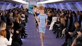 Chanel a présenté sa collection printemps-été 2012 dans un jet privé plus vrai que nature, reconstitué dans une galerie du Grand Palais. L'oeuvre de Karl Lagerfeld y décline plus de 150 nuances de bleu et marque le retour de la longueur sur la silhouette.