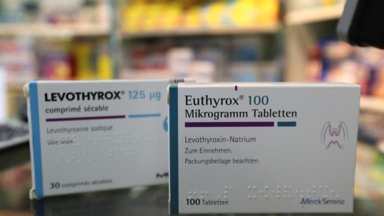 Une boîte de Levothyrox (g) et de son ancienne formule importée en France sous le nom d'Euthyrox, dans une pharmacie à Paris, le 2 octobre 2017