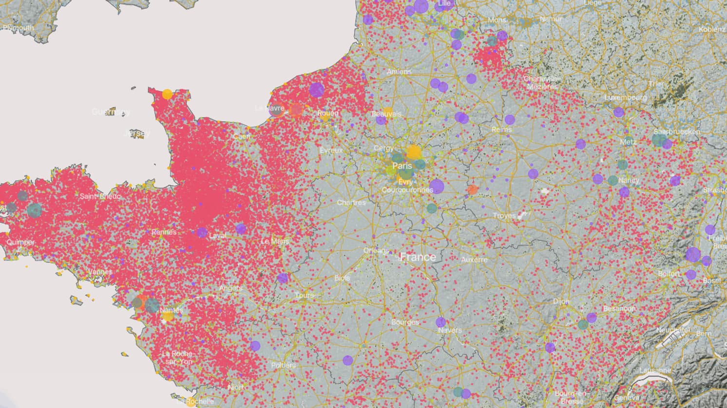 La carte de Climate Trace permet de repérer les panaches de particules fines. Ici, les points roses concernent l'agriculture, les jaunes le transport et les violets les usines.