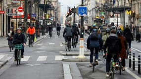 Des cyclistes sur la rue de Rivoli, à Paris, le 23 février 2023