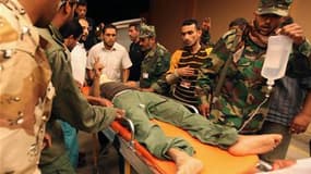 Un blessé pris en charge au centre médical de Benghazi, bastion des rebelles libyens. Les insurgés, comme les Etats-Unis, ont rejeté jeudi la proposition d'un fils de Mouammar Kadhafi d'organiser des élections sous supervision internationale d'ici la fin