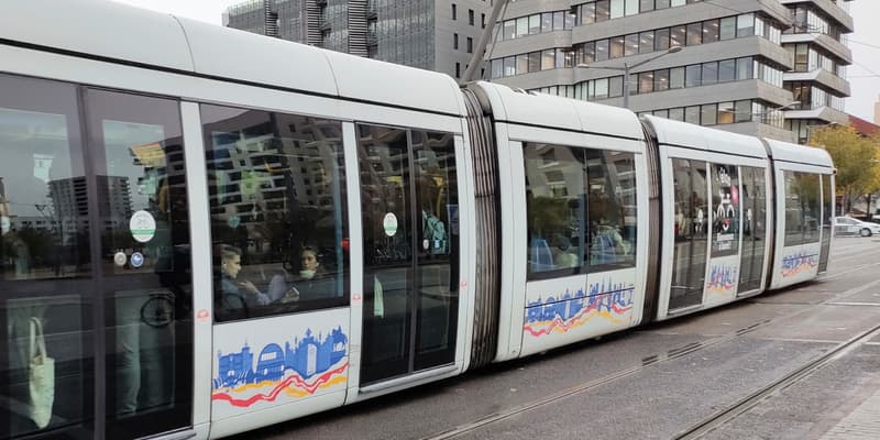 La ligne de tram T2 dans le quartier de la Confluence, à Lyon.