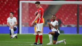 Raheem Sterling agenouillé à côté de Krzysztof Piatek lors du match Angleterre-Pologne, à Londres le 31 mars 2021