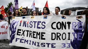 Des manifestants brandissent une banderole « Féministes contre l'extrême droite » alors qu'ils participent à une manifestation organisée par des associations féministes et des syndicats contre l'extrême droite, dénonçant sa « façade féministe » et le « réel danger qu'elle représente » pour les droits des femmes à Bordeaux. , sud-ouest de la France, le 23 juin 2024.
