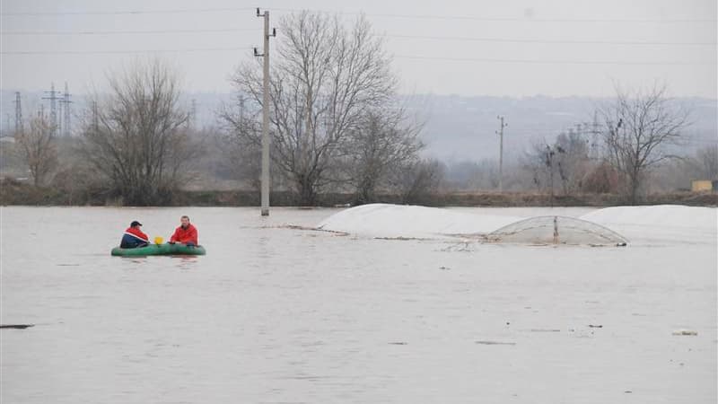 Village inondé dans le sud de la Bulgarie à la suite de la rupture d'un barrage provoquée par la fonte des neiges et de fortes pluies. Huit personnes sont mortes noyées et une cinquantaine d'autres ont dû être évacuées. Depuis dix jours, les températures