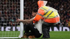 Un homme s’est accroché à un poteau pendant le match