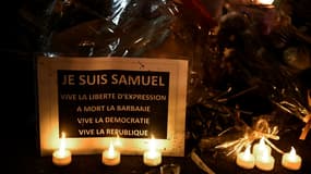Hommage au professeur assassiné Samuel Paty lors d'une marche blanche à Conflans-Sainte-Honorine le 20 octobre 2020