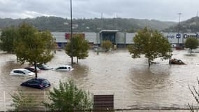 La zone commerciale de Givors lors d'une inondation le 17 octobre 2024.