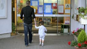 Un père accompagne son fils à l'école. Photo d'illustration