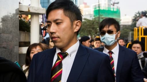 Kwan Ka-ho (c), l'un des sept policiers accusés d'avoir agressé un manifestant lors du mouvement pour la démocratie de 2014, arrive au tribunal de Hong Kong, le 14 février 2017