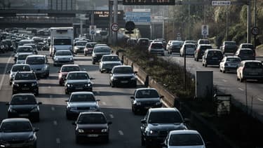 Des automobilistes veulent marquer leur désaccord avec la journée sans voiture à Paris en défilant sur le périphérique.
