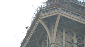Un homme est resté près de six heures accroché à la tour Eiffel.