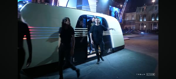 Le Tesla Robovan 100% autonome peut transporter 20 personnes.