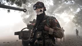 Un soldat français portant un masque près d'un tank dans une rue de Niono (Mali).