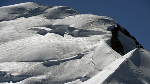 Un alpiniste sud-coréen de 34 ans, disparu depuis dimanche à plus de 4.300 mètres d'altitude dans le massif du Mont Blanc, était toujours recherché lundi après-midi par les secouristes en montagne