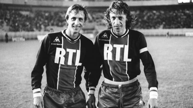 Johann Cruyff (à g.) avec Jean-Pierre Dogliani après le match contre le Sporting Portugal (17 juin 1975)