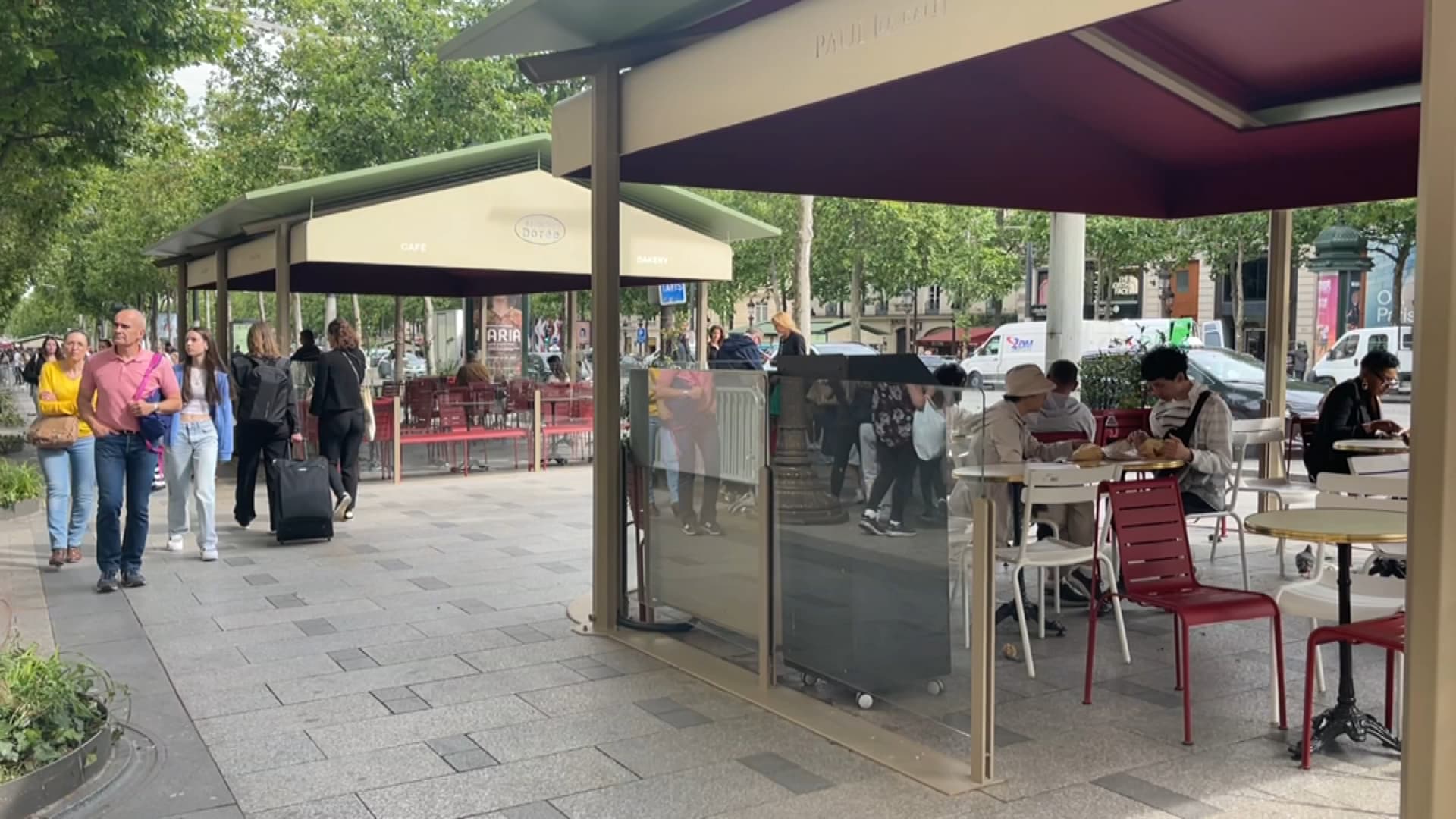 Les nouvelles terrasses des Champs-Élysées.