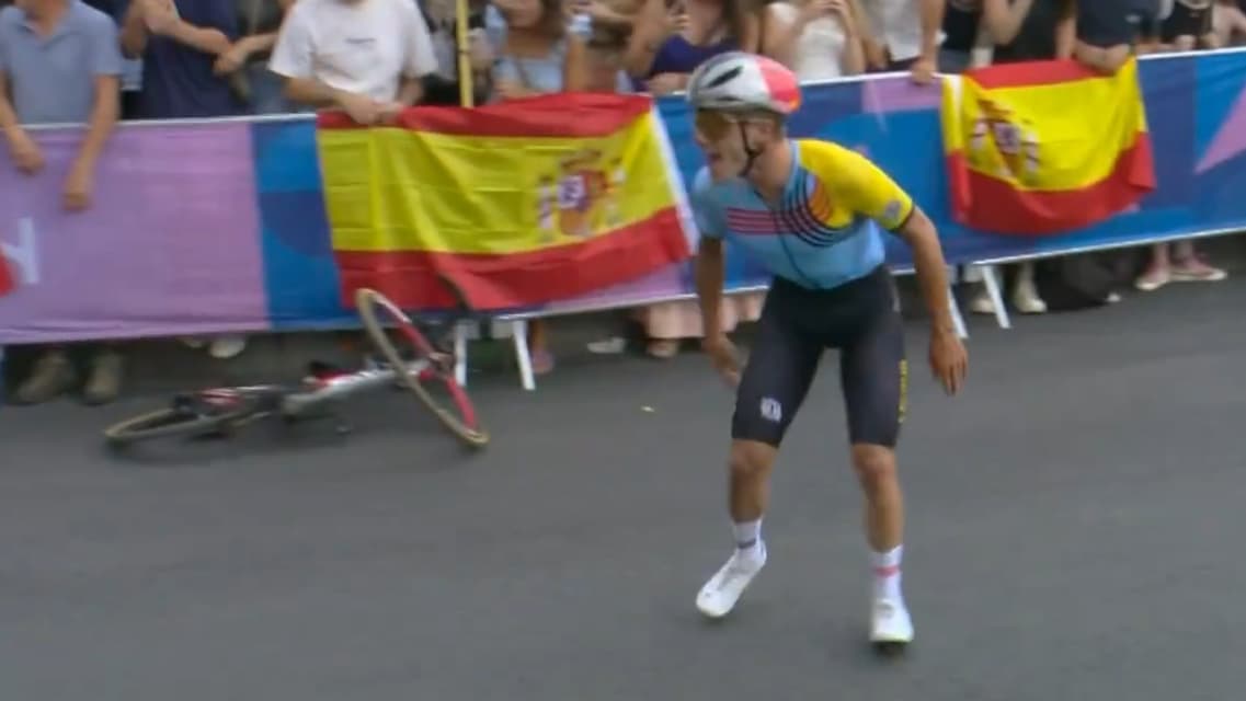 Remco Evenepoel victime d'une crevaison devant la Pyramide du Louvre, course en ligne des JO de Paris 2024, 3 août 2024