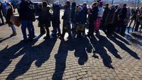 Des Russes patientent pour se recueillir sur la tombe d'Alexeï Navalny, Moscou, le 3 mars 2024