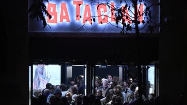 Des spectateurs sortent du Bataclan après le concert de Sting, samedi 12 novembre 2016. Parmi eux, des rescapés des attentats du 13 novembre 2015.