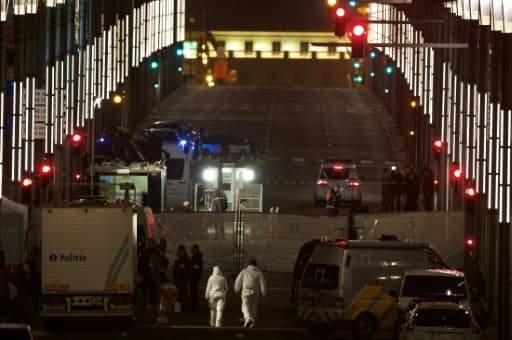 Des équipes de secours et des enquêteurs s'organisent rue de la Loi, après l'attentat dans la station de métro de Maelbeck, le 22 mars 2016 à Bruxelles Des équipes de secours et des enquêteurs s'organisent rue de la Loi, après l'attentat dans la station de métro de Maelbeck, le 22 mars 2016 à Bruxelles