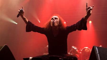 Le chanteur de heavy metal Ronnie James Dio est décédé dimanche des suites d'un cancer de l'estomac à l'âge de 67 ans. /Photo prise le 4 juin 2009/REUTERS/Terje Bendiksby/Scanpix