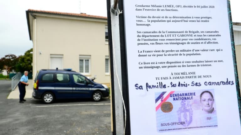 Un livre hommage devant la gendarmerie de L'Aiguillon, le 6 juillet 2020, à la mémoire de la défunte gendarme Mélanie Lemee, mortellement heurtée par une voiture à un poste de contrôle militaire à Port Sainte-Marie, près d'Agen