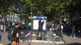 Des militants de l'association Survie rebaptisent la station de métro Faidherbe à Paris le 26 juin.