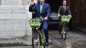 Arnold Schwarzenegger est arrivé lundi à vélo dans la cour de l'hôtel de Ville de Paris.