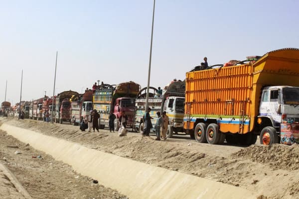 Des réfugiés afghans arrivent dans des camions pour être expulsés vers l'Afghanistan, à la frontière entre le Pakistan et l'Afghanistan, à Chaman, le 2 novembre 2023. Plus de 165 000 Afghans ont fui le Pakistan au cours du mois qui s'est écoulé depuis que le gouvernement pakistanais a ordonné à 1,7 million de personnes de quitter le pays sous peine d'être arrêtées et expulsées, ont indiqué des responsables le 2 novembre.