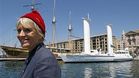 Francine Cousteau, veuve de Jacques-Yves Cousteau, devant le navire l'Alcyone, à Marseille. L'équipage de l'Alcyone explore 50 ans après la mission d'origine des sites près de Marseille, en Corse et aux îles Baléares, en collaboration avec la National Geo
