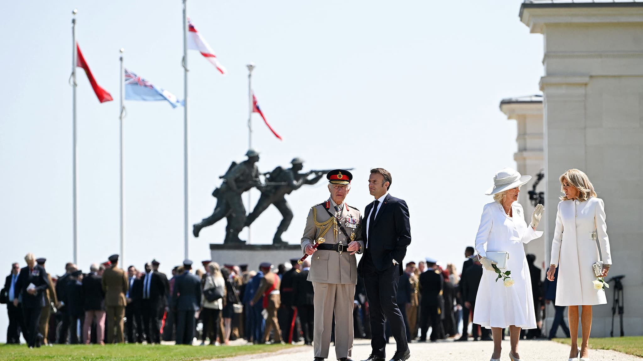 Le roi Charles III, Emmanuel Macron, la Reine Camila et Brigitte Macron à Ver-sur-Mer le 6 juin 2024 pour les 80 ans du Débarquement.