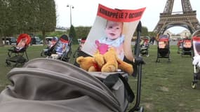 Ce jeudi 26 octobre, trente poussettes vides ont été installées au Champ-de-Mars à Paris pour dénoncer les enfants israéliens encore otages du Hamas.