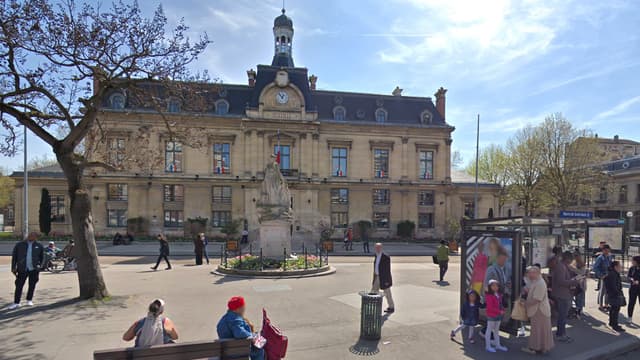 La marche a débuté devant le domicile du lycéen, tout près de la mairie de Saint-Ouen.