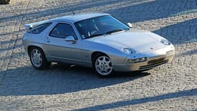 Une Porsche 928 S4GT de 1991, achetée neuve par Johnny Hallyday, sera vendue aux enchères dimanche à Paris, 