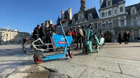 Les salariés des trois opérateurs se sont mobilisés ce mercredi matin devant l'hôtel de ville de Paris.