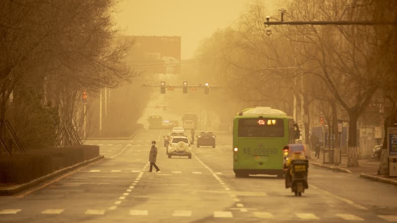 Chine: une spectaculaire tempête de sable pollue l'air dans le nord du pays