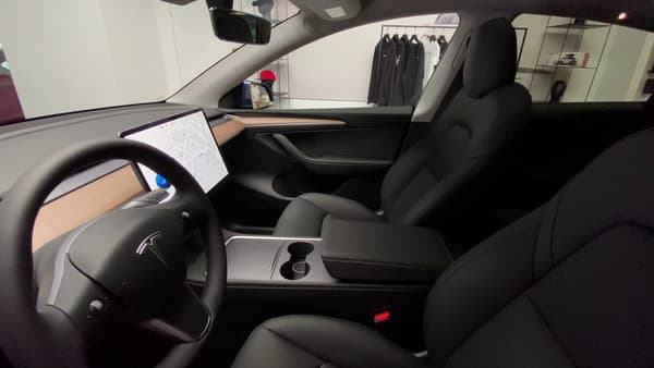 Un intérieur très proche de celui de la Model 3 mais avec une position de conduite surélevée et un peu plus d'espace.