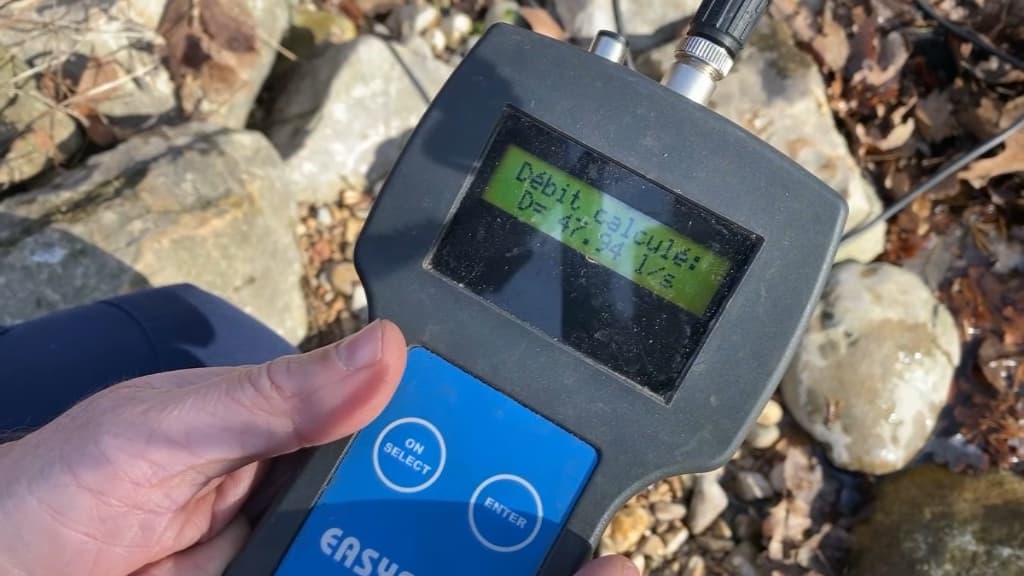 Des spéléologues calculent le débit de l'eau du Caramy. Des spéléologues calculent le débit de l'eau du Caramy.