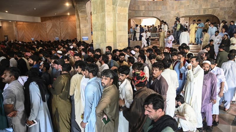 Des personnes font la queue pour s'inscrire avant de recevoir une dose du vaccin dans un centre de vaccination à Islamabad le 28 juin 2021.