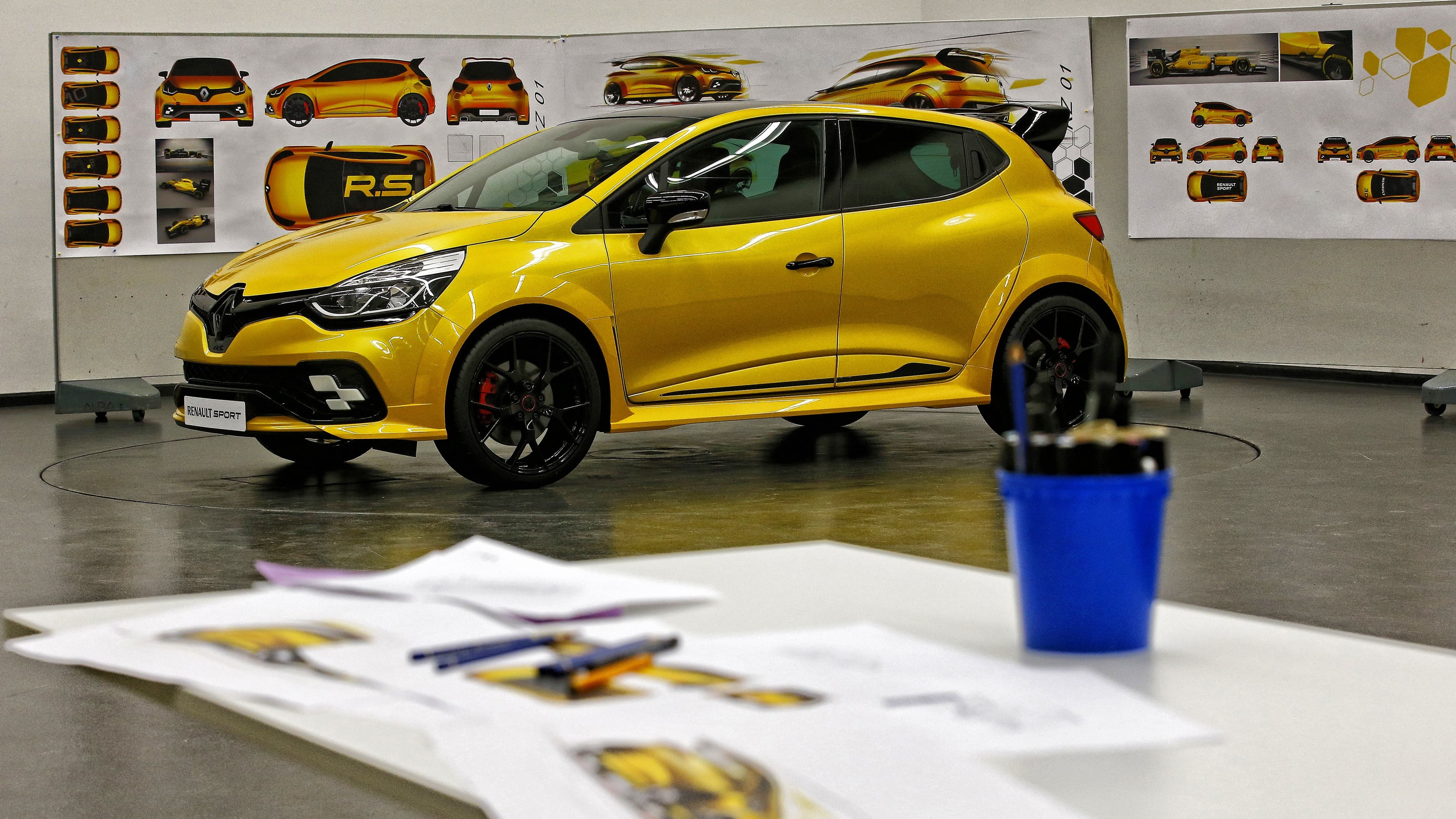 Le modèle est plus large de 60 mm comparé aux dernières Clio R.S.
