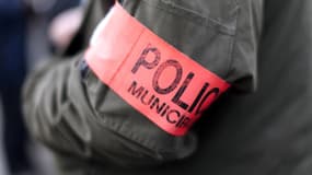 Les deux agents de la police municipale circulaient à bord de leur véhicule.