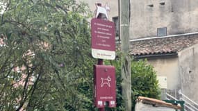 Un distributeur de sac pour les déjections de chiens à L'Escarène (Alpes-Maritimes).